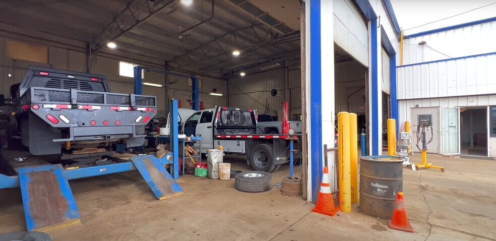 More Photos Of 7020 50 St NW, Edmonton Flex For Sale