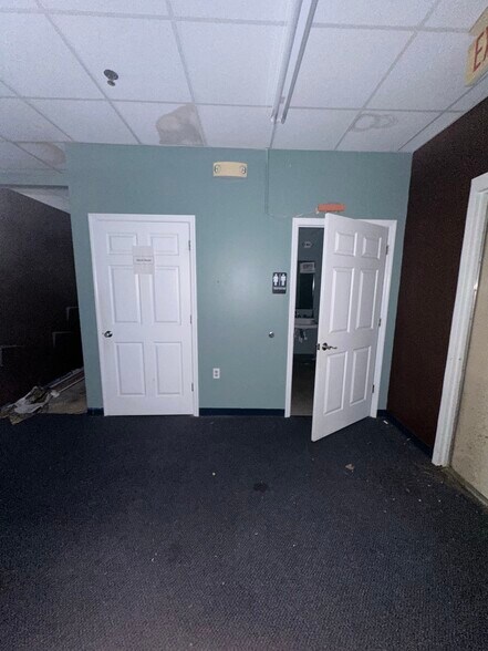 More Photos Of 1907 S College St, Auburn Storefront Retail Office For Lease