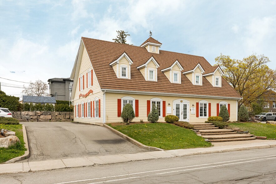 More Photos Of 675 Boul Samson, Laval Office For Sale