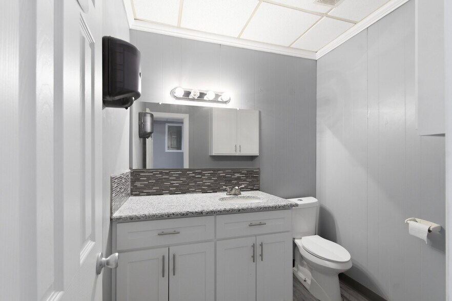 More Photos Of 300-305 S Grant Ave, Odessa Warehouse For Sale
