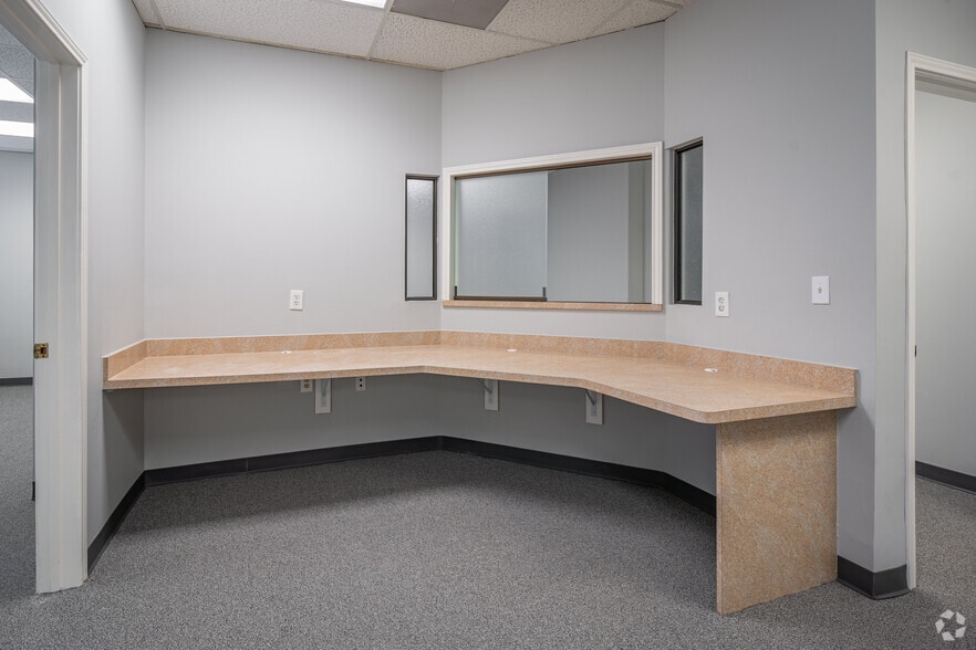 More Photos Of 333 N Rivershire Dr, Conroe Office For Lease