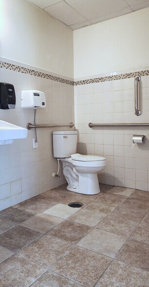 More Photos Of 101 Elm Ave, Louisa General Retail For Lease