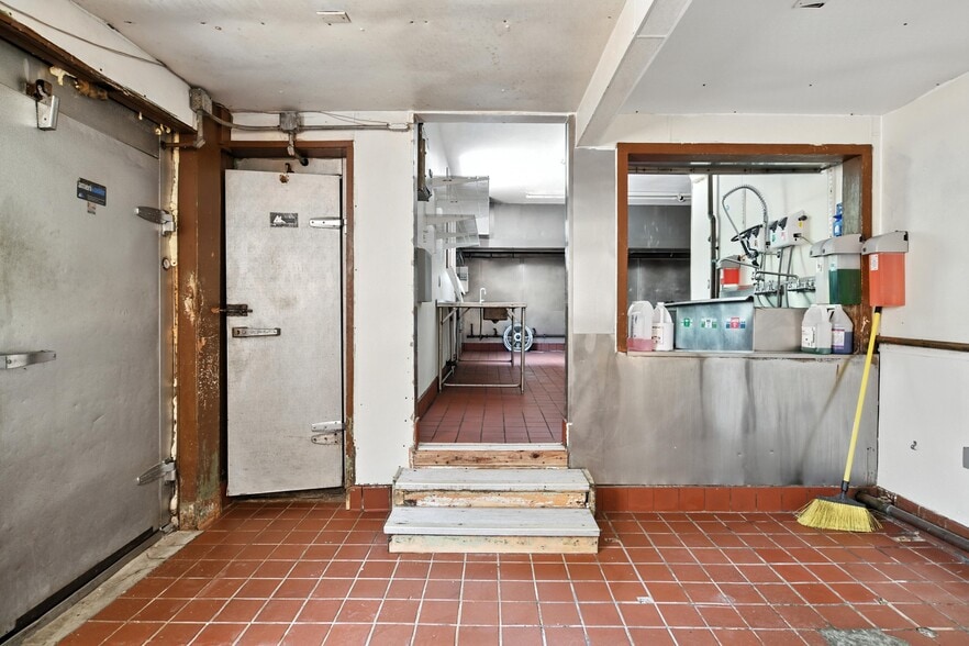 More Photos Of 48 Russell St, Hadley Restaurant For Lease