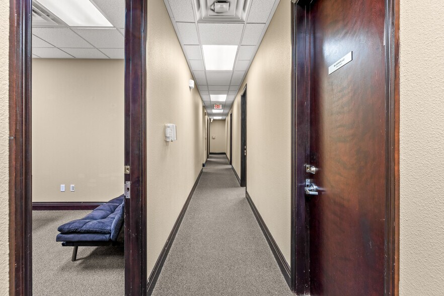 More Photos Of 7836 W Sahara Ave, Las Vegas Office For Sale