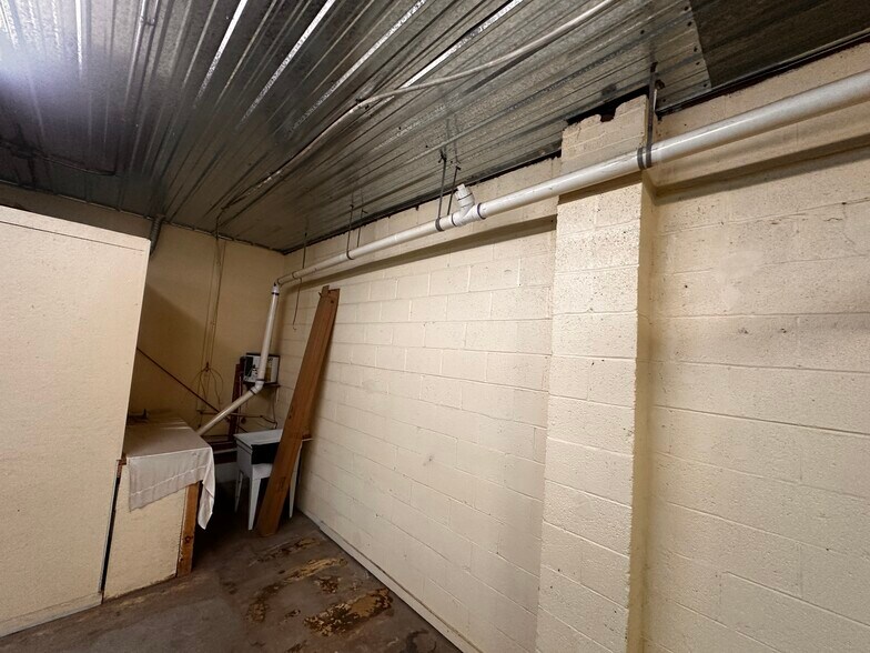 More Photos Of 522A S Main St, Broadway Flex For Sale