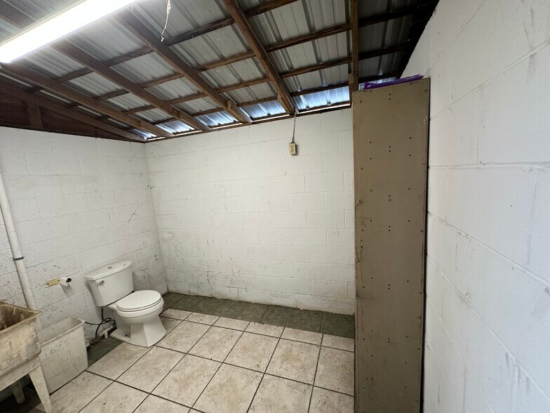 More Photos Of 18475 N US Highway 441, Reddick Auto Repair For Sale
