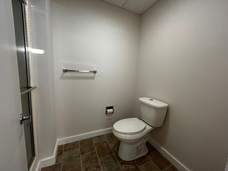 More Photos Of 6820 Roosevelt Ave, Middletown Medical For Lease