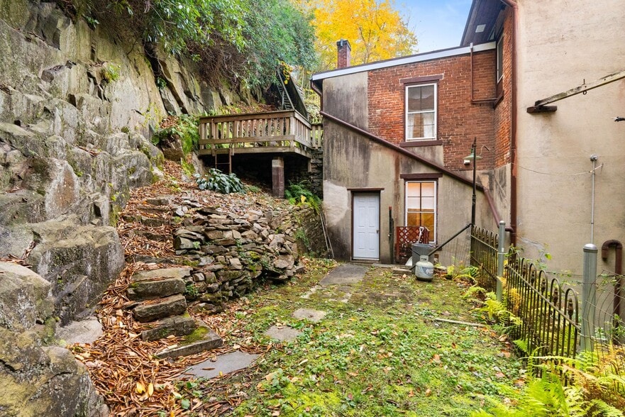 More Photos Of 23-25 Race St, Jim Thorpe Hospitality For Sale