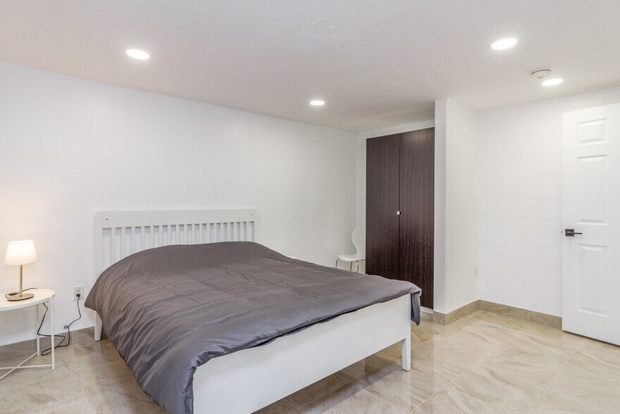 More Photos Of 2709 Lake Shore Dr, Toronto Apartments For Sale