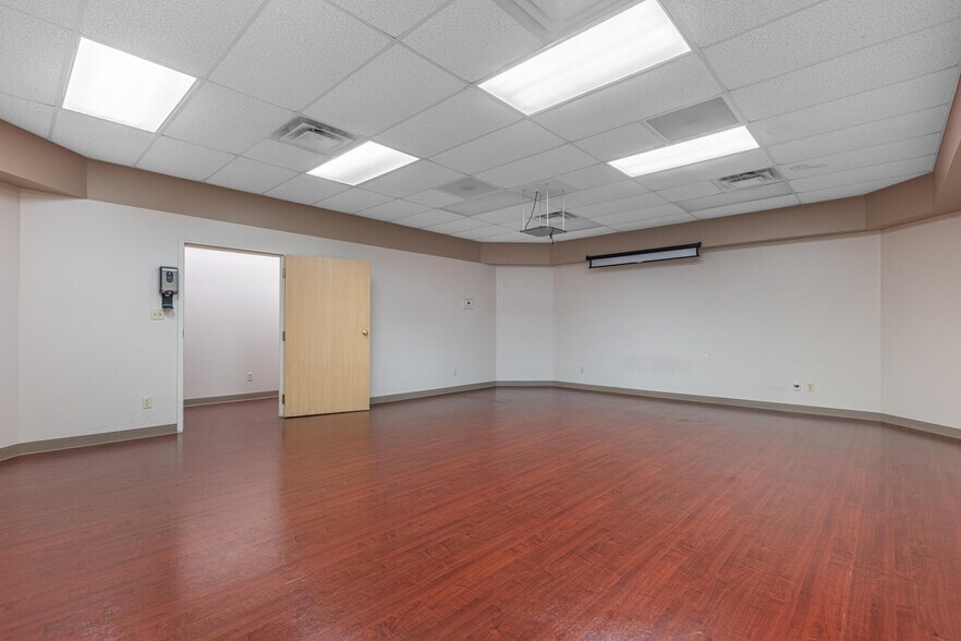 More Photos Of 1956-1964 E Whipp Rd, Dayton Medical For Lease
