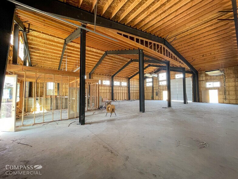 More Photos Of 35 Cherry Ln, Madras Warehouse For Lease