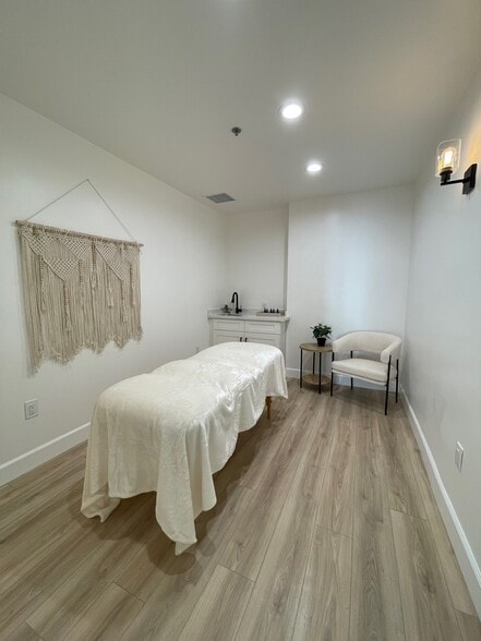 More Photos Of 5115 N Scottsdale Rd, Scottsdale Freestanding For Lease