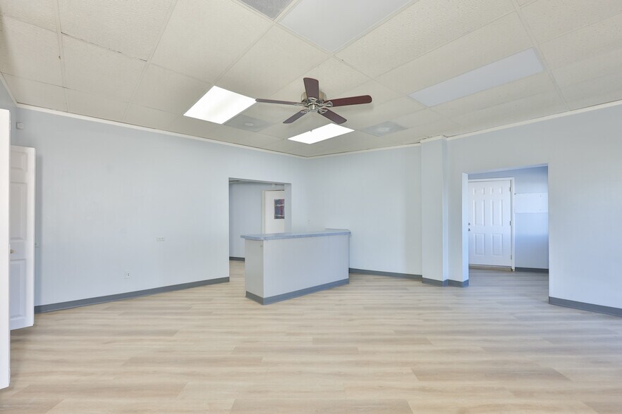 More Photos Of 1801 28th St N, Saint Petersburg Showroom For Sale