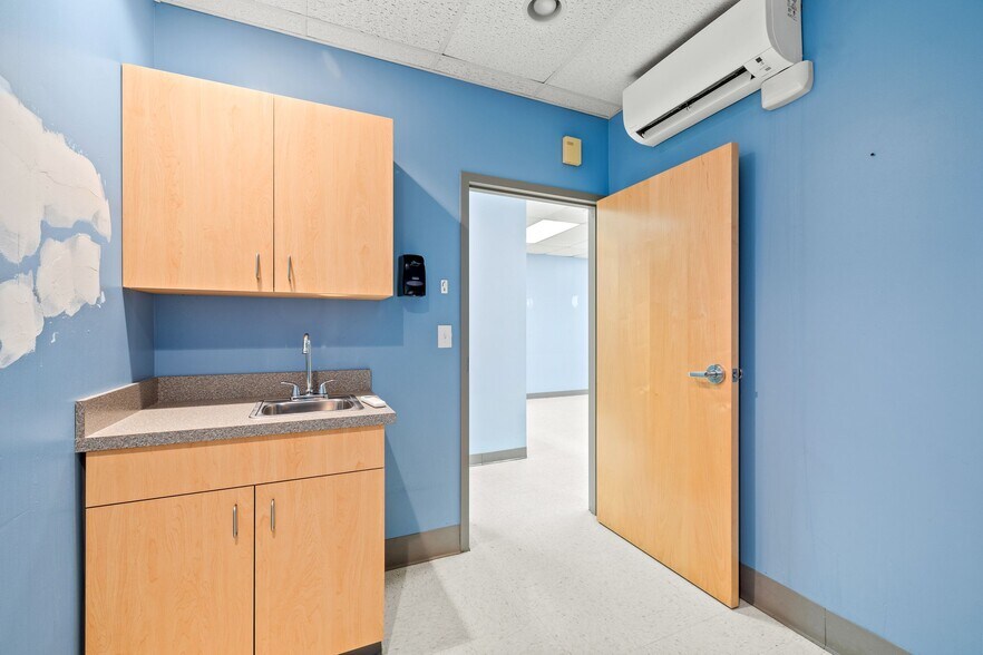 More Photos Of 1637 Mineral Spring Ave, North Providence Medical For Lease