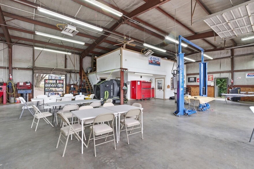 More Photos Of 10901 Jacksboro Hwy, Fort Worth Warehouse For Sale