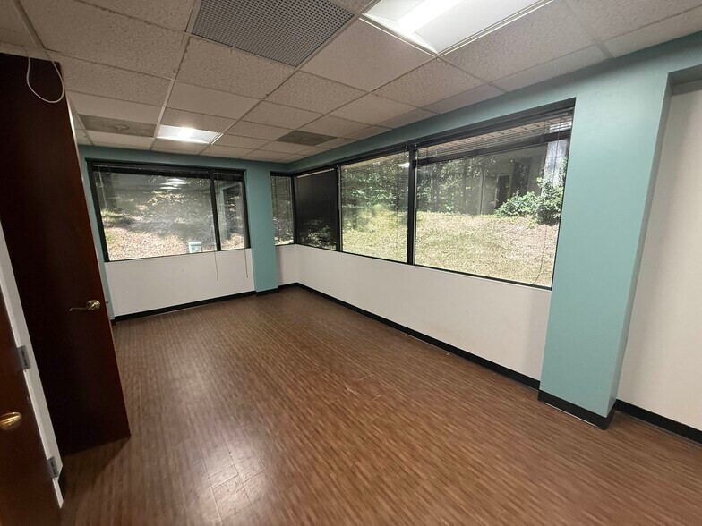 More Photos Of 5102 W Village Green Dr, Midlothian Office For Lease