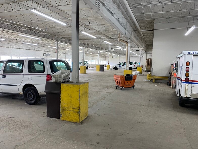 More Photos Of 6500 N Lincoln Ave, Lincolnwood Light Manufacturing For Sale