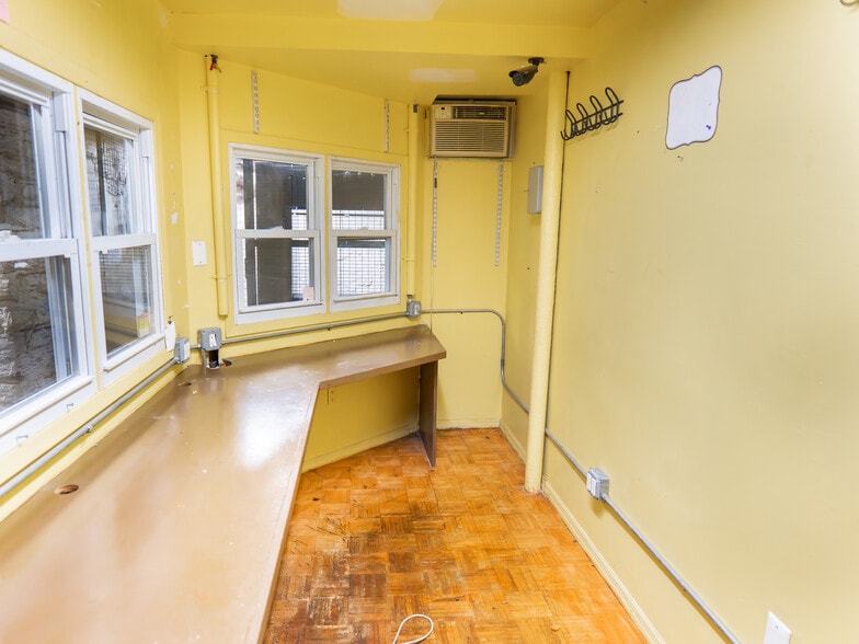 More Photos Of 362 W 23rd St, New York Apartments For Lease