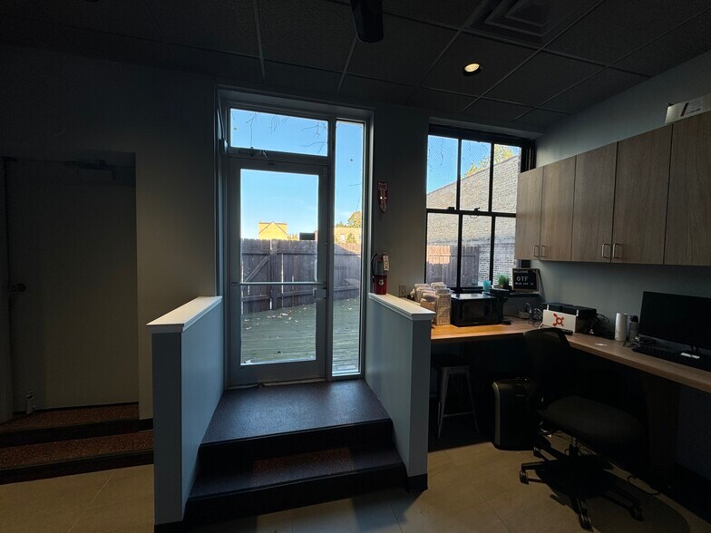 More Photos Of 1040-1044 Lake St, Oak Park Storefront Retail Office For Lease