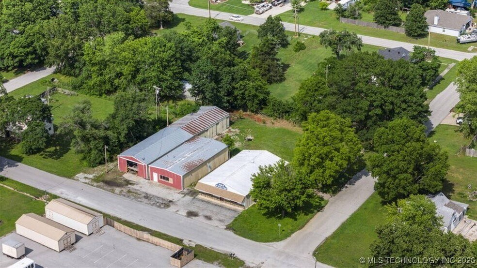 More Photos Of 423 S Hazel St, Grove General Retail For Sale