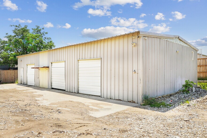 More Photos Of 2423 Hinton Dr, Irving Warehouse For Lease