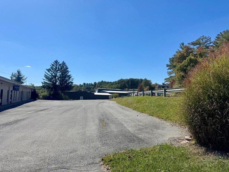 More Photos Of 313 Harper Park, Beckley Office For Lease