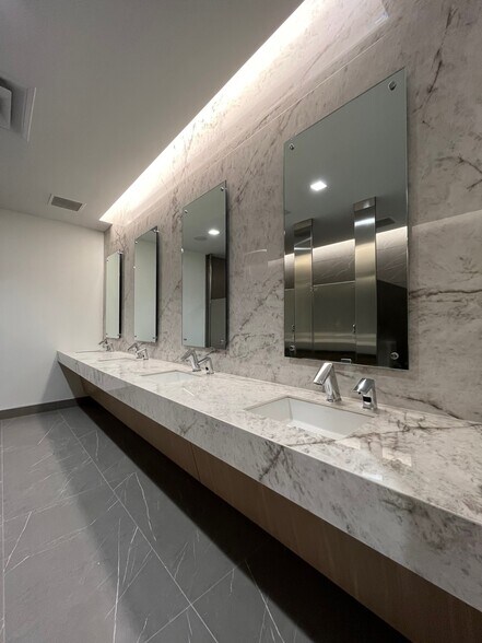 More Photos Of 1701 E Lamar Blvd, Arlington Office For Lease