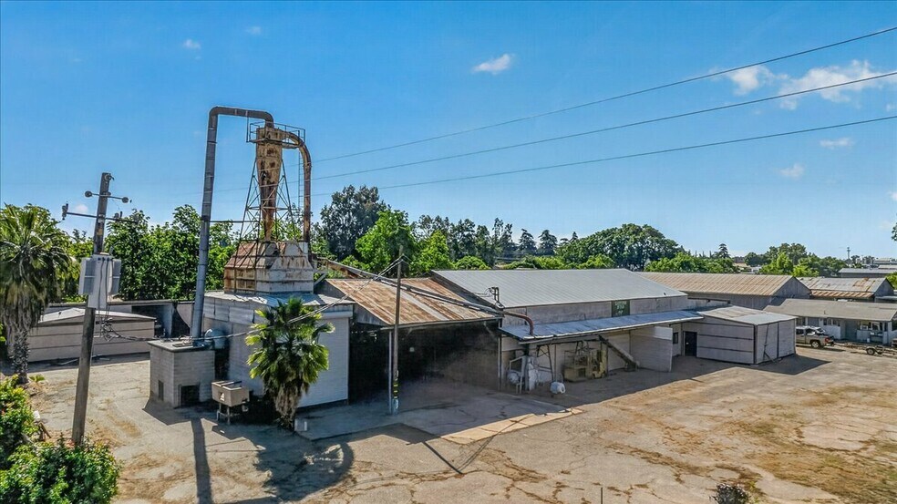 More Photos Of 708 N Pleasant Ave, Fresno Warehouse For Sale