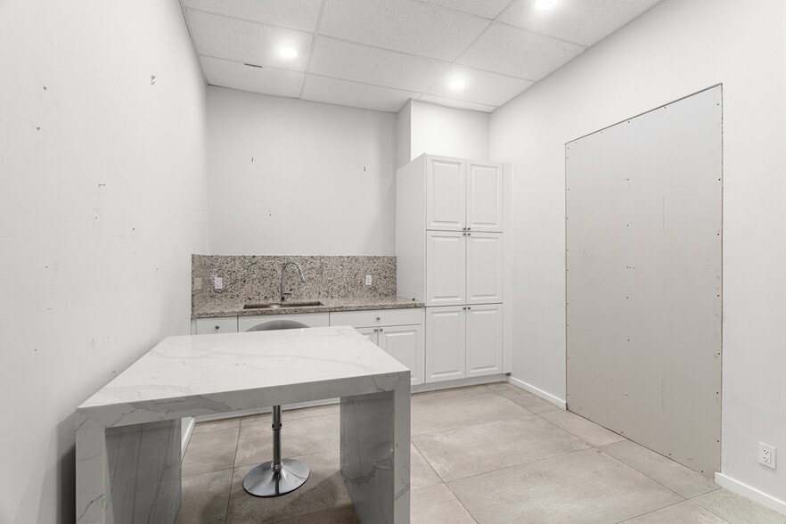 More Photos Of 2741 W 76th St, Hialeah Warehouse For Lease