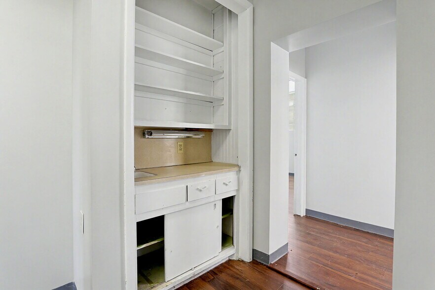 More Photos Of 1601 N State St, Augusta Office For Sale