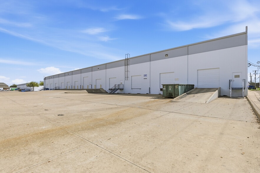 More Photos Of 3912 Gattis School Rd, Round Rock Warehouse For Lease