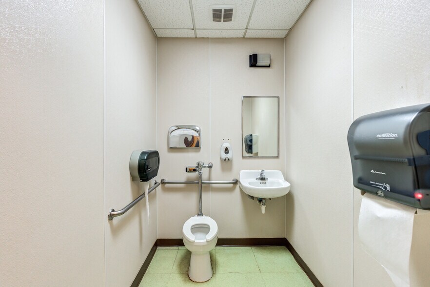 More Photos Of 3802-3806 Interstate 27, Lubbock Office For Sale