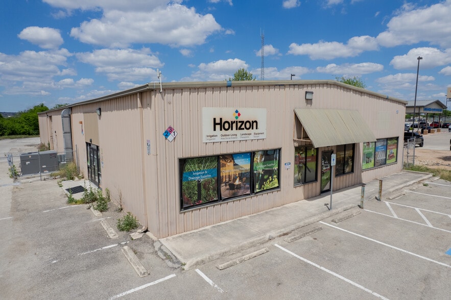 More Photos Of 4312 I 35 N Frontage rd, New Braunfels Showroom For Lease