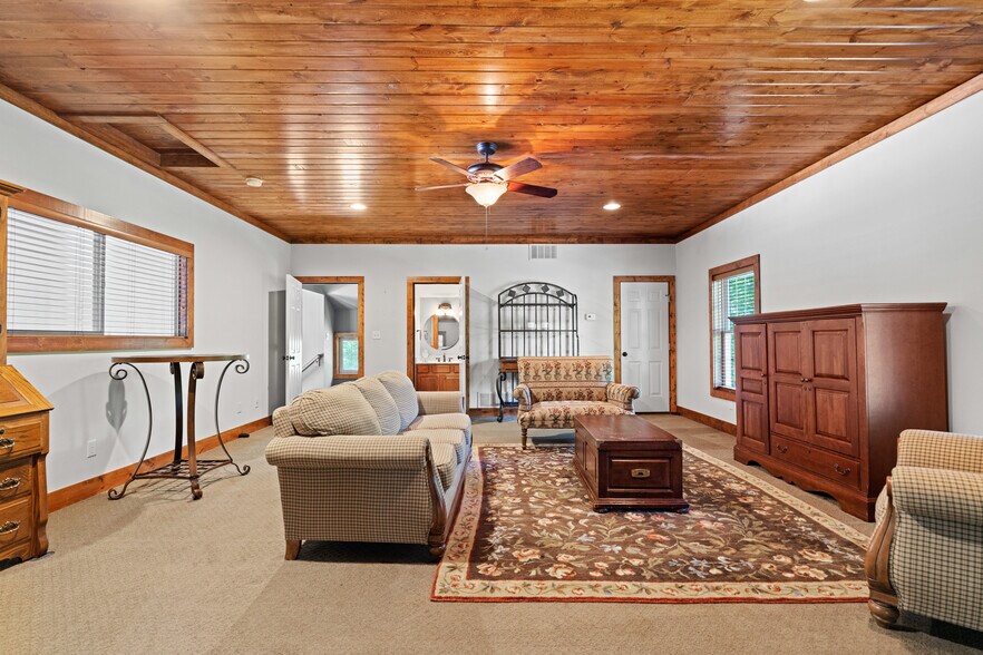 More Photos Of 5455 Plantation Rd, Sunbury Lodge Meeting Hall For Sale