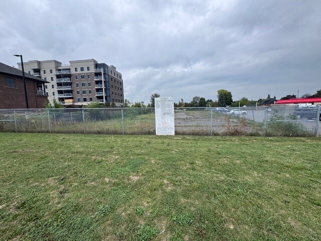 More Photos Of 118 King St E, Stoney Creek Storefront For Lease