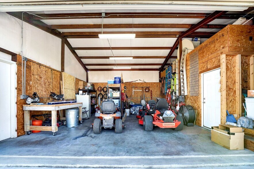 More Photos Of 389 Interstate 35 S, Devine Unknown For Lease