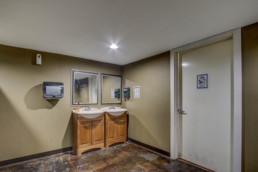 More Photos Of 308 E Don Tyler Ave, Dewey Storefront For Sale