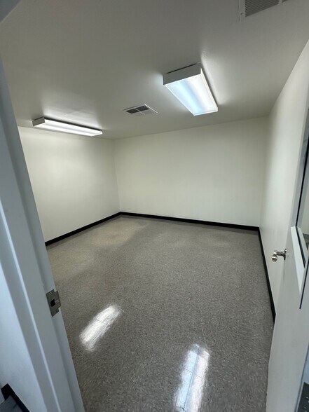 More Photos Of 8732 Fruitridge Rd, Sacramento Warehouse For Lease