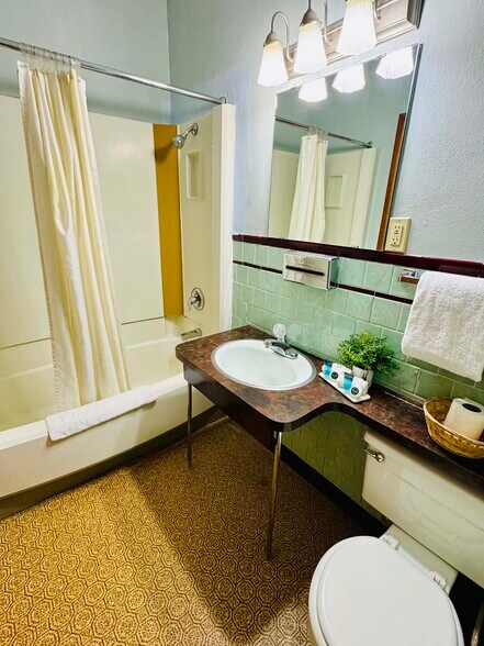 More Photos Of 606 W Holme St, Norton Hotel For Sale