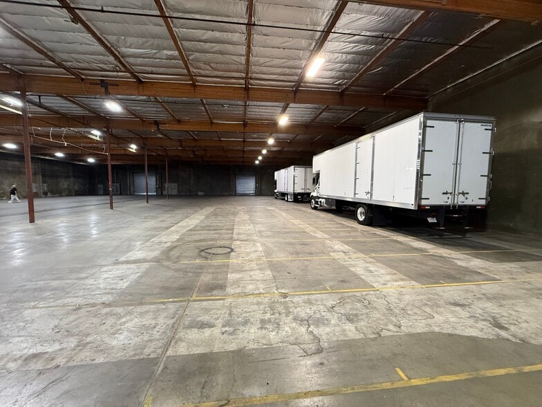 More Photos Of 8929 Oso Ave, Chatsworth Manufacturing For Lease