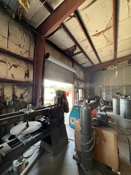 More Photos Of 250 Southridge Industrial Dr, Tavares Warehouse For Lease