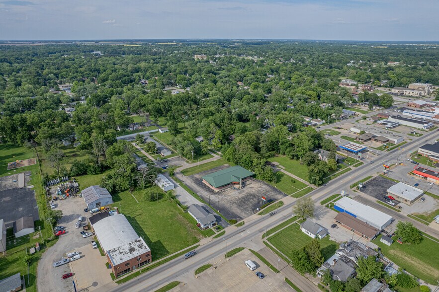 More Photos Of 612 W Main St, Salem Freestanding For Lease