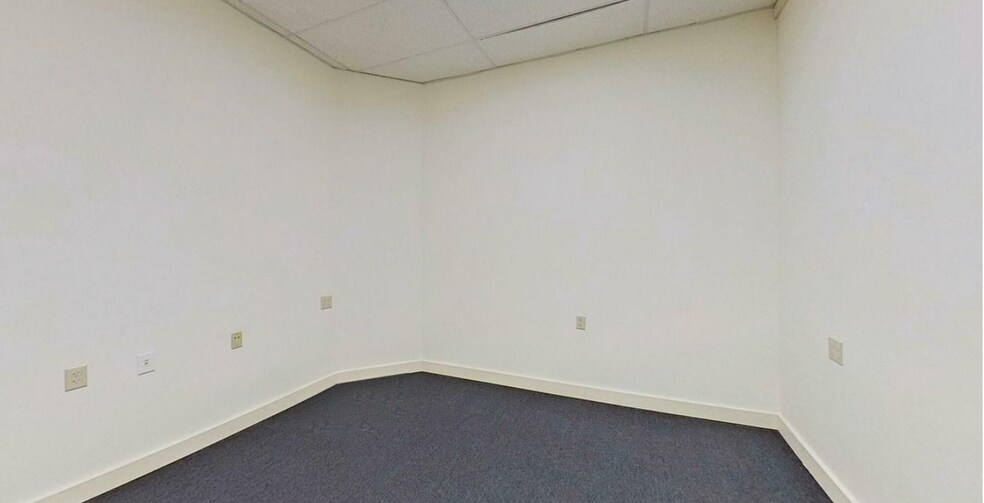 More Photos Of 13-17 Washington St, Sanford Apartments For Lease