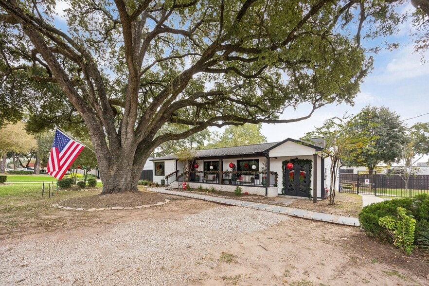 More Photos Of 5225 E 5th St, Katy Light Manufacturing For Sale