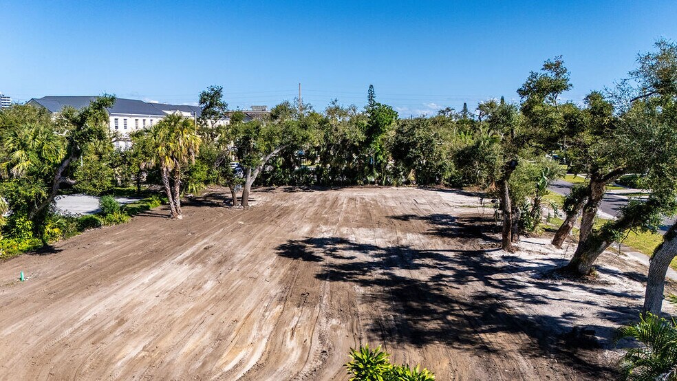 More Photos Of 641 Azalea Ln, Vero Beach Apartments For Sale