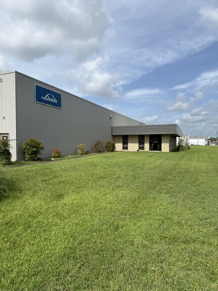 More Photos Of 441 N Post Oak Rd, Sulphur Industrial For Lease