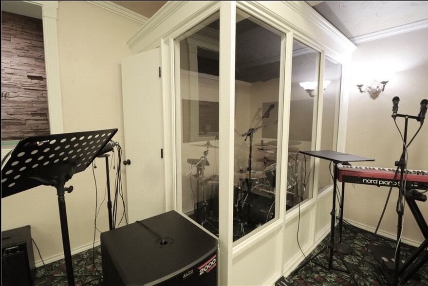 More Photos Of 1010 E Independence St, Shawnee Religious Facility For Lease