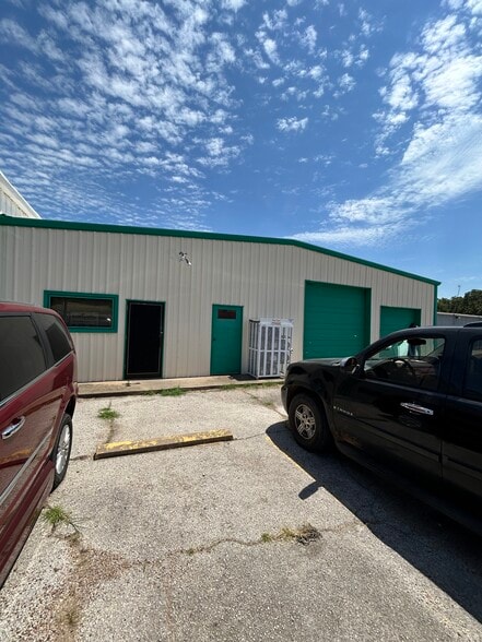 More Photos Of 440 N Broadway St, Joshua Manufacturing For Lease