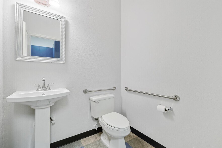 More Photos Of 5601-5605 Virginia Pky, McKinney Medical For Sale