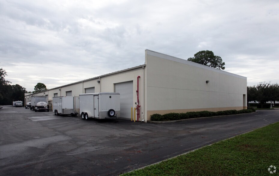 More Photos Of 710 Commerce Dr, Venice Warehouse For Lease